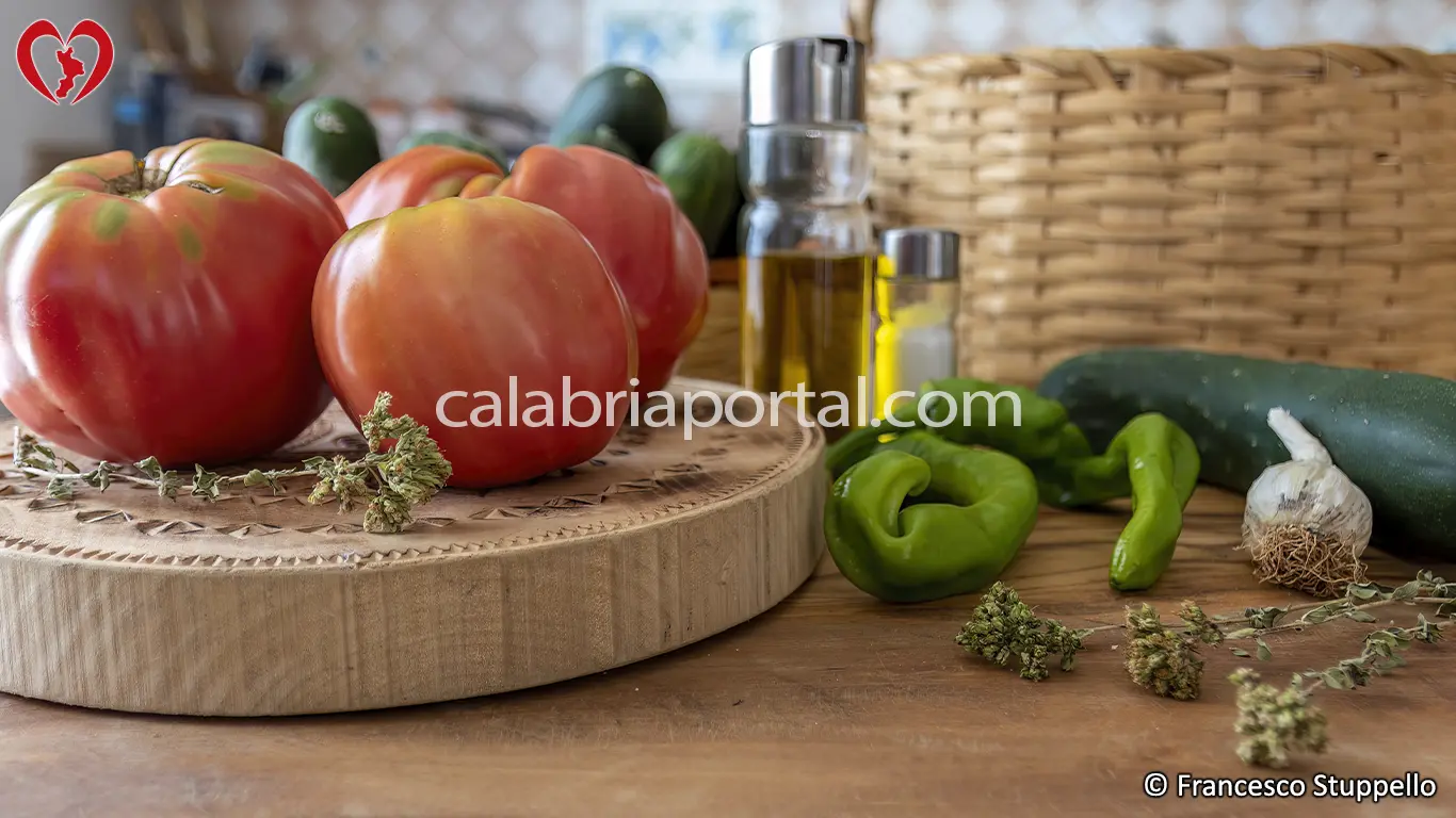 Ricetta dell'Insalata di Pomodori, Cetrioli e Peperoni alla Calabrese: gli ingredienti.