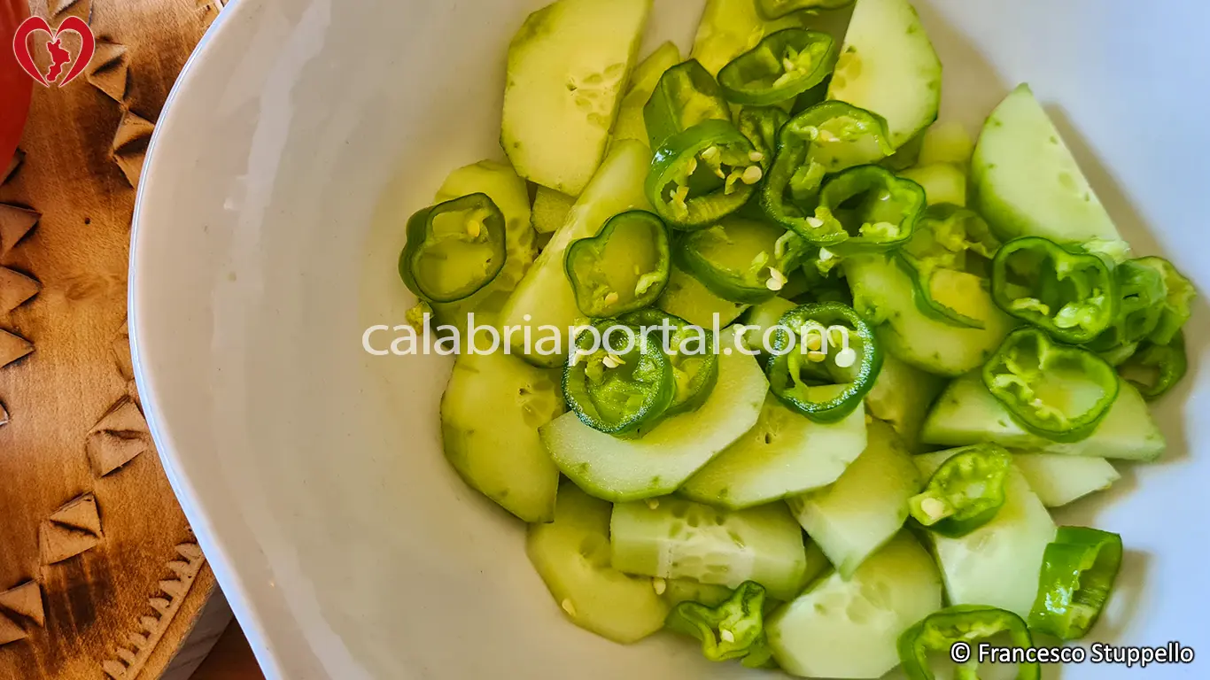 Ricetta dell'Insalata di Pomodori, Cetrioli e Peperoni alla Calabrese: tagliate i peperoni.