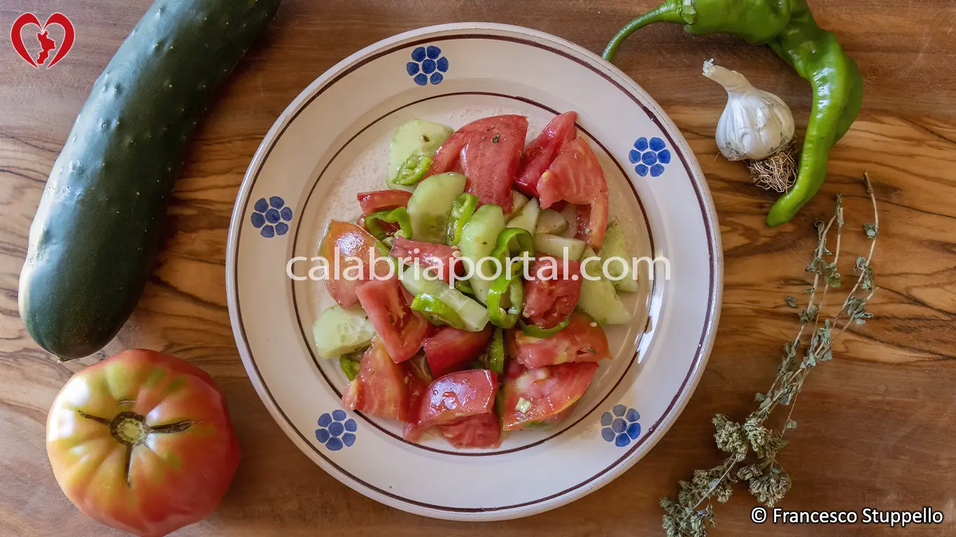 Ricetta dell'Insalata di Pomodori, Cetrioli e Peperoni alla Calabrese: impiattate e servite.
