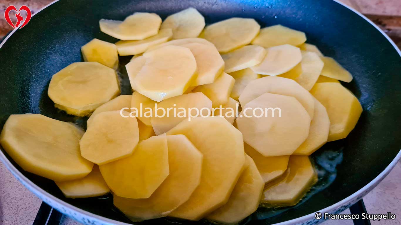 Ricetta delle Patate Mbacchiuse con Peperone in Polvere alla Calabrese: versate le patate nella padella