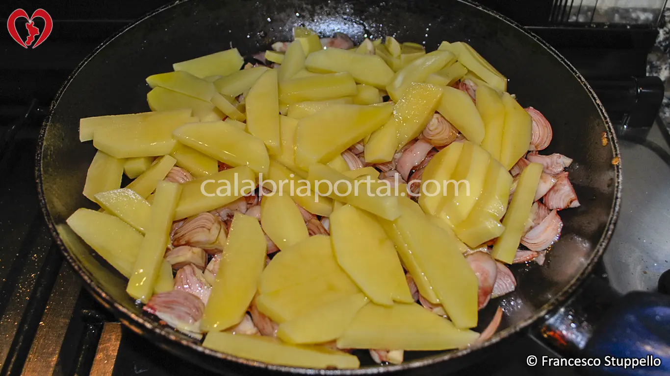 Ricetta delle Patate Fritte con Cipolline alla Calabrese: iniziate la cottura.