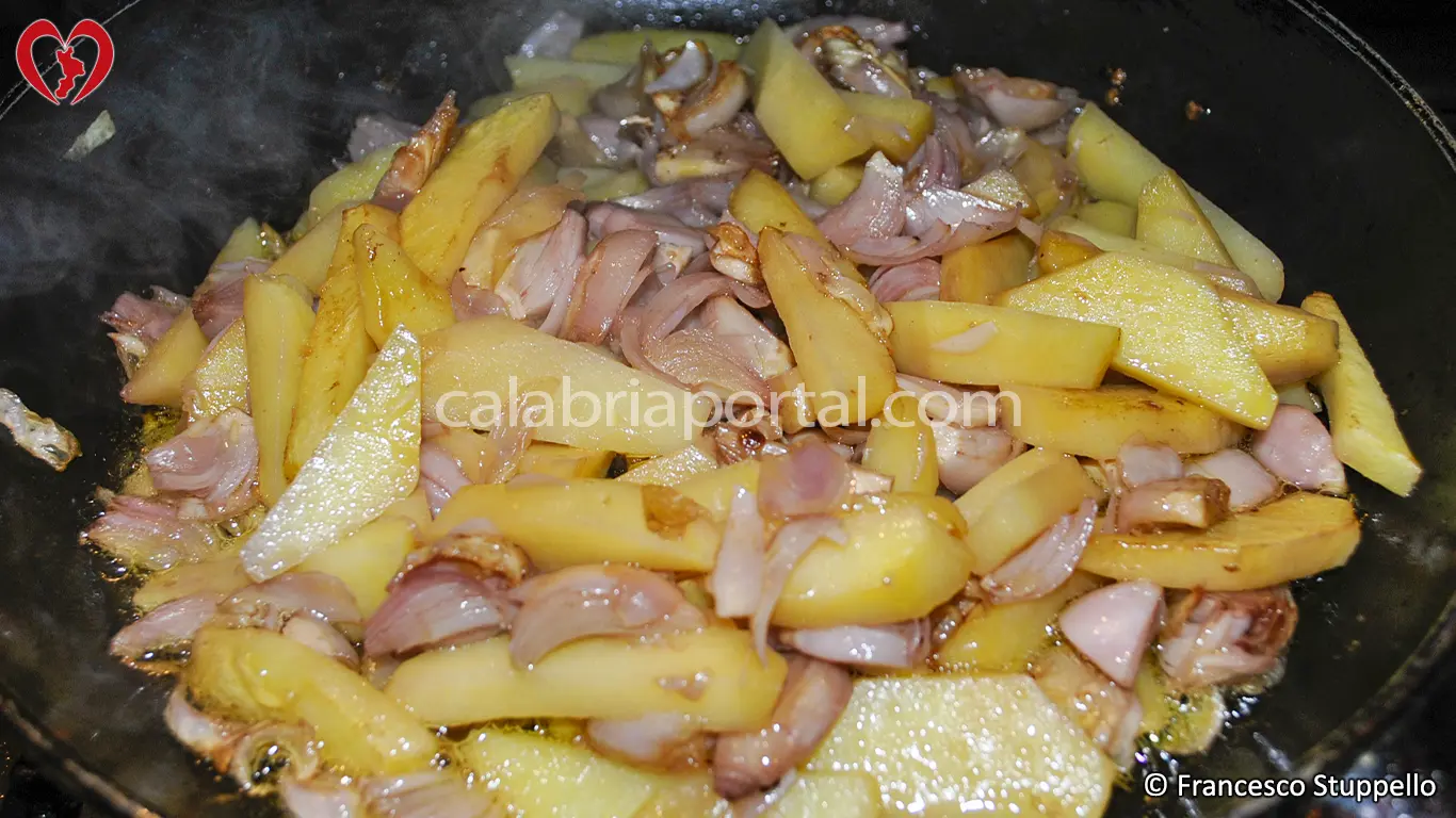 Ricetta delle Patate Fritte con Cipolline alla Calabrese: girate di tanto in tanto.