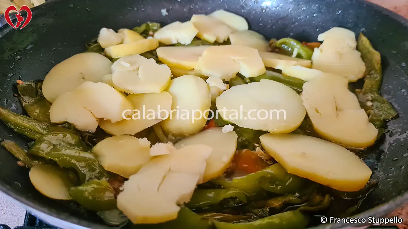Ricetta delle Patate Lesse con Peperoni alla Calabrese: aggiungete le patate lesse.