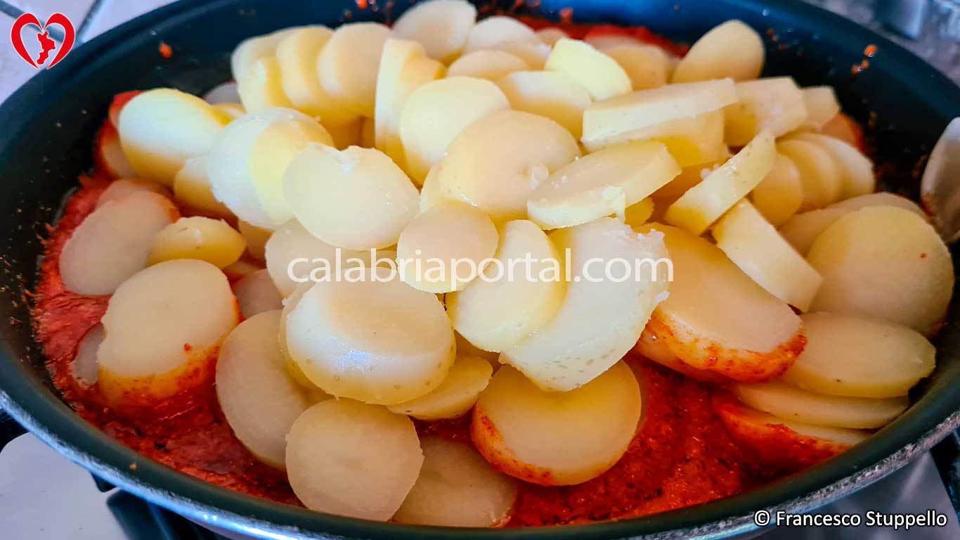 Ricetta delle Patate Lesse con Peperone in Polvere: versate le patate tagliate a rondelle