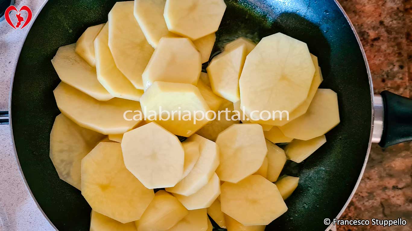 Ricetta delle Patate Mbacchiuse: versate le patate affettate nell'olio di oliva bollente