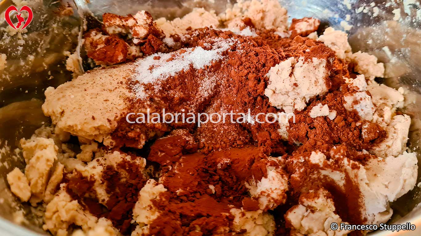 Lucerne di Castagne: realizzate una purea di castagne con cacao amaro e zucchero