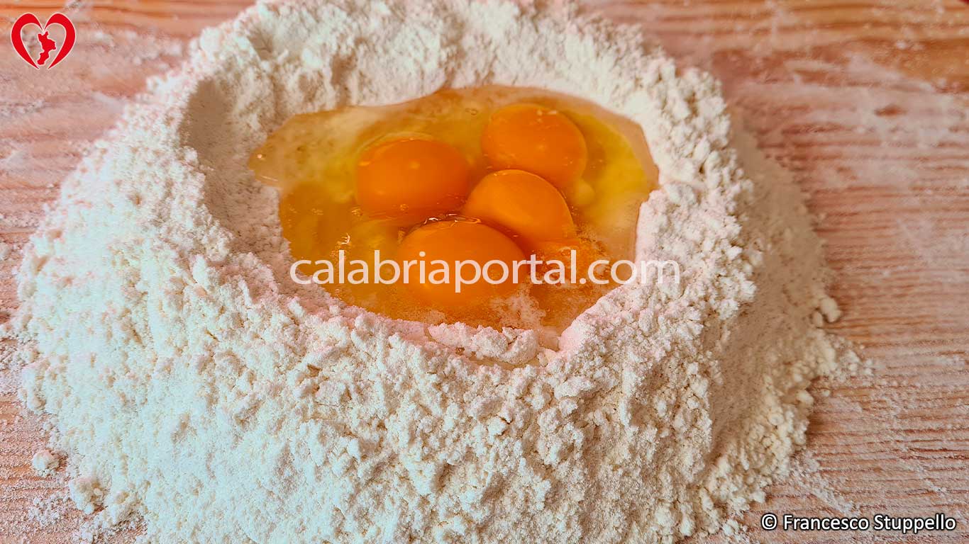 Lucerne di Castagne: disponete la farina e le uova