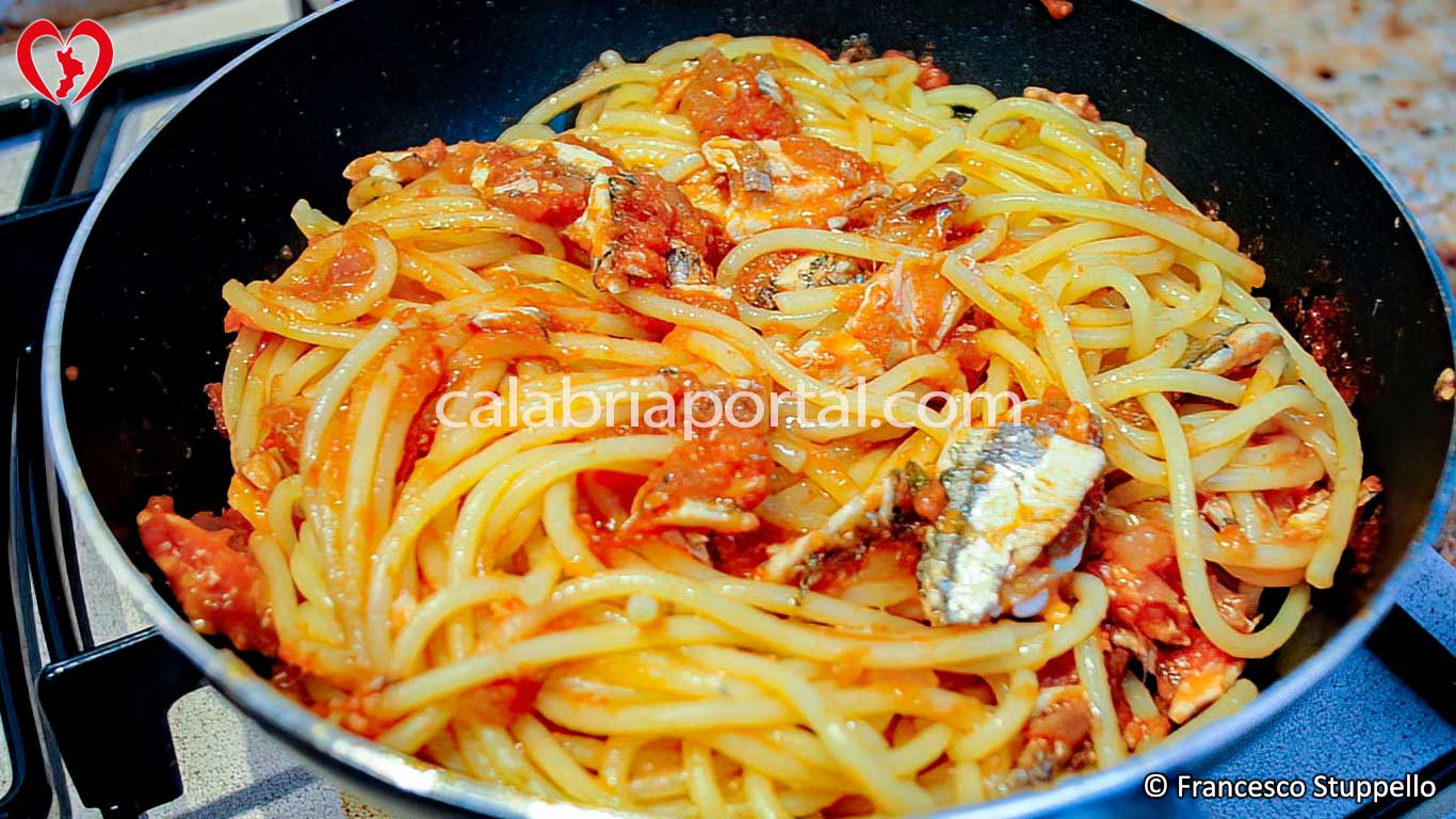 Ricetta degli Spaghetti con le Alici: mantecate gli spaghetti nel condimento