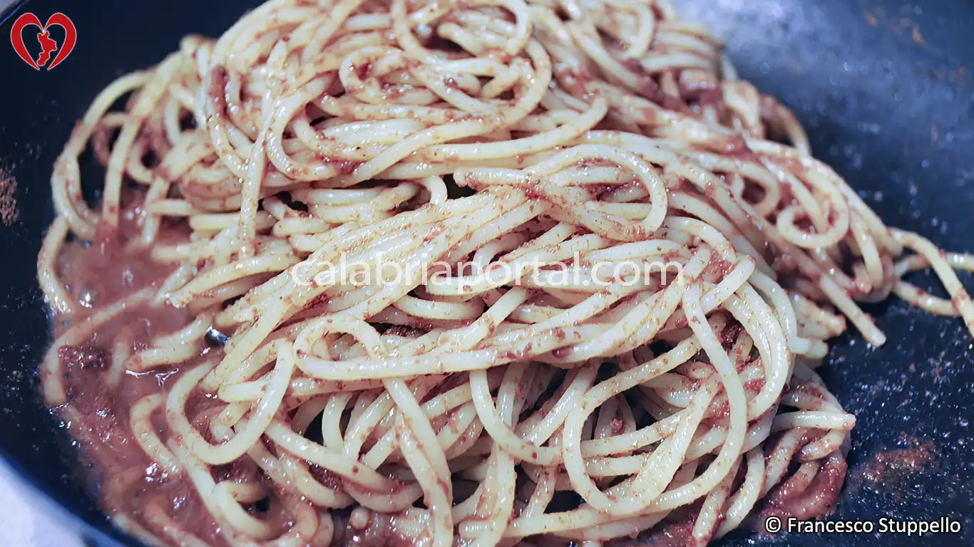 Ricetta degli Spaghetti alla Bottarga alla Calabrese: Fate saltare la pasta.