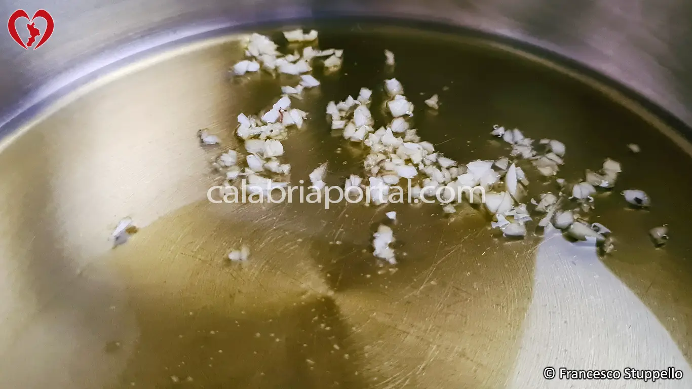 Ricetta del Risotto ai Funghi Porcini alla Calabrese: fate rosolare l'aglio.
