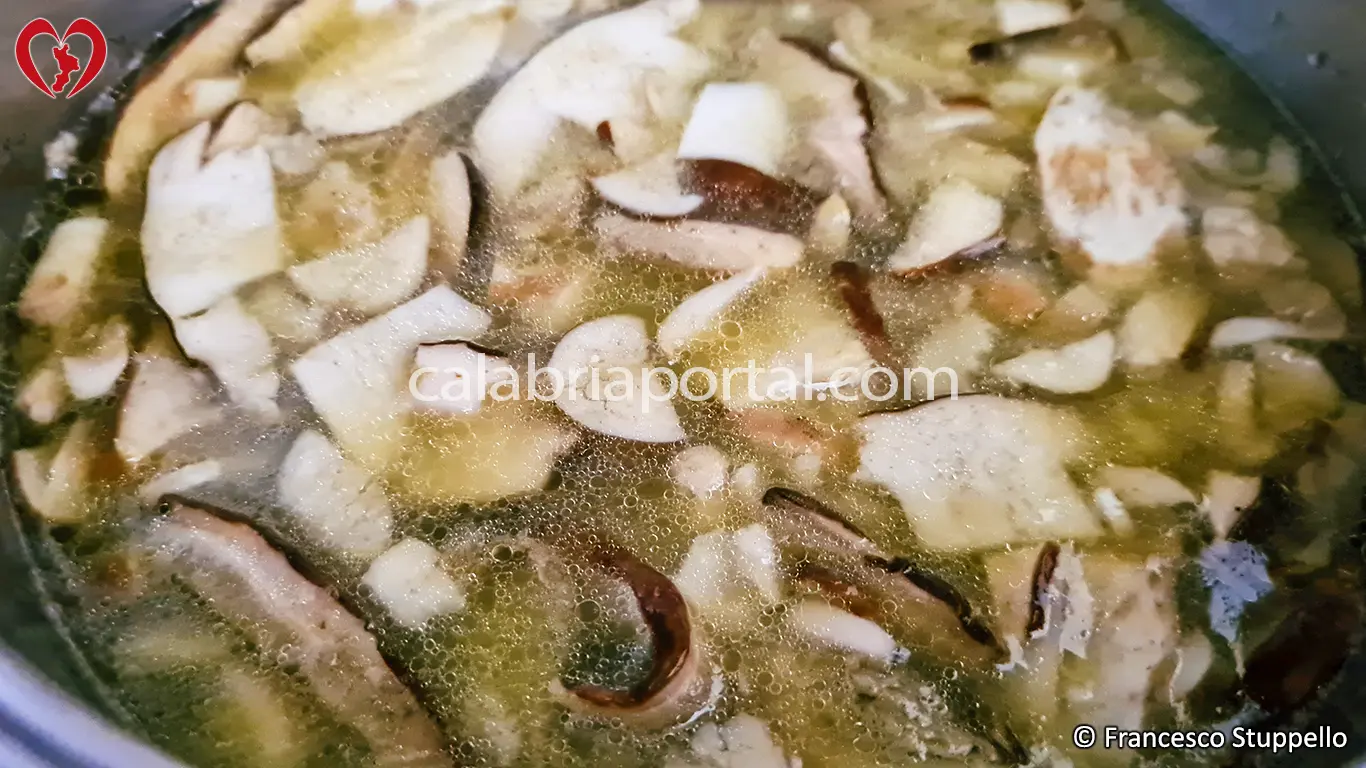 Ricetta del Risotto ai Funghi Porcini alla Calabrese: aggiungete l'acqua e fate cuocere.