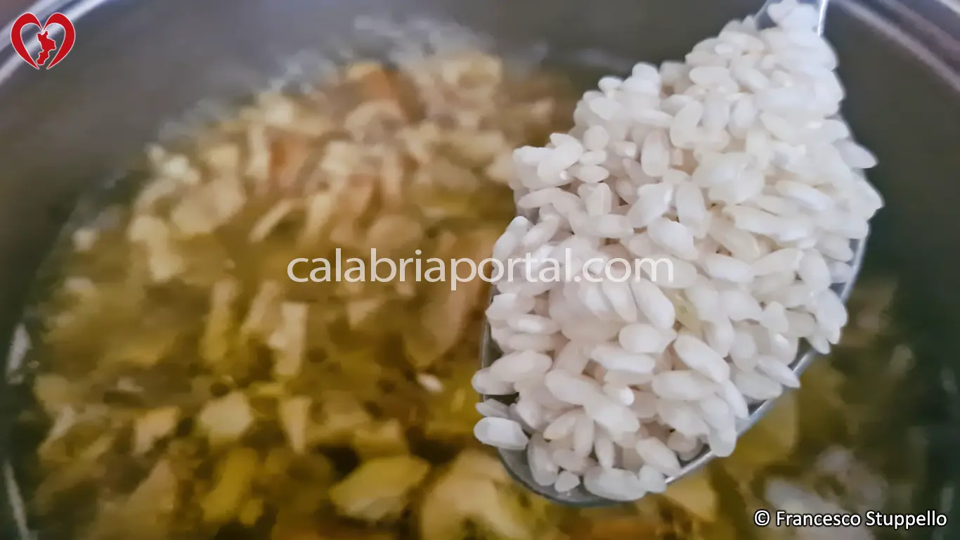 Ricetta del Risotto ai Funghi Porcini alla Calabrese: aggiungete il riso.