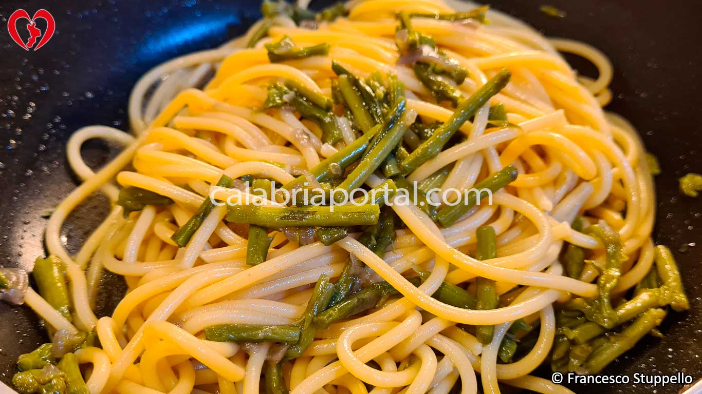 Spaghetti con Asparagi Selvatici: condite la pasta