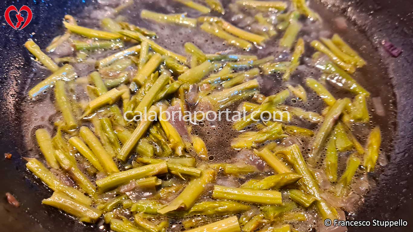 Spaghetti con Asparagi Selvatici: Aggiungete l'acqua e fate andare a fuoco lento