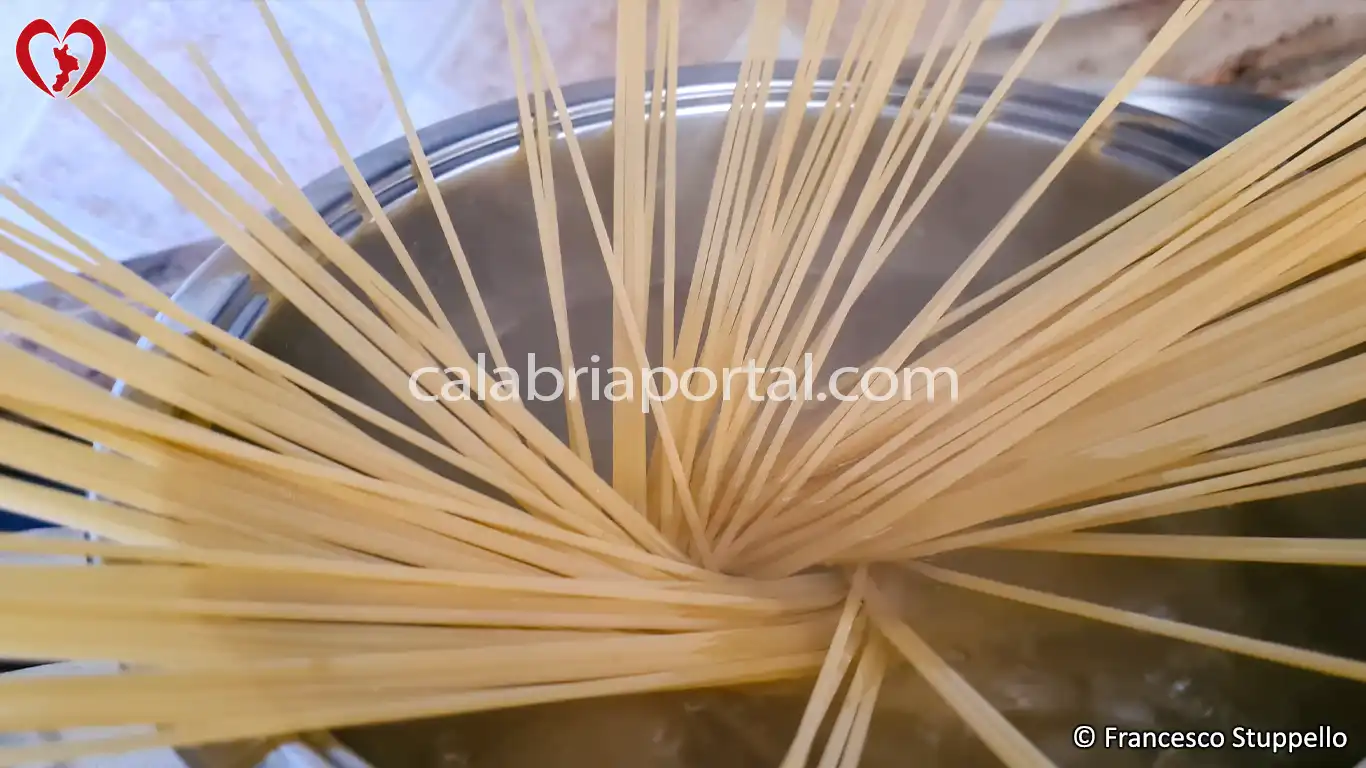Ricetta degli Spaghetti con Peperoni Fritti alla Calabrese: calate la pasta