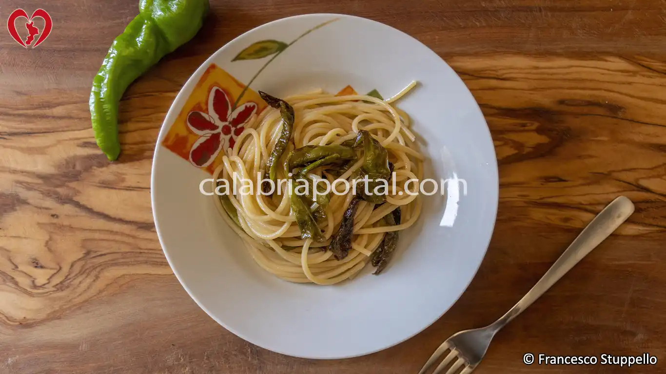 Ricetta degli Spaghetti con Peperoni Fritti alla Calabrese: impiattate e servite