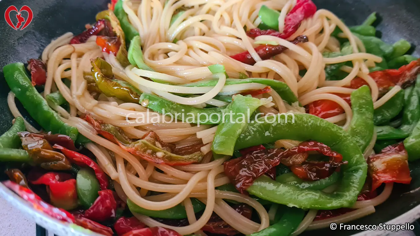 Ricetta degli Spaghetti con Peperoni e Fagiolini alla Calabrese: fate saltare la pasta con i peperoni.