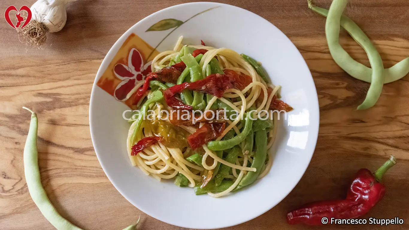 Ricetta degli Spaghetti con Peperoni e Fagiolini alla Calabrese: impiattate e servite.