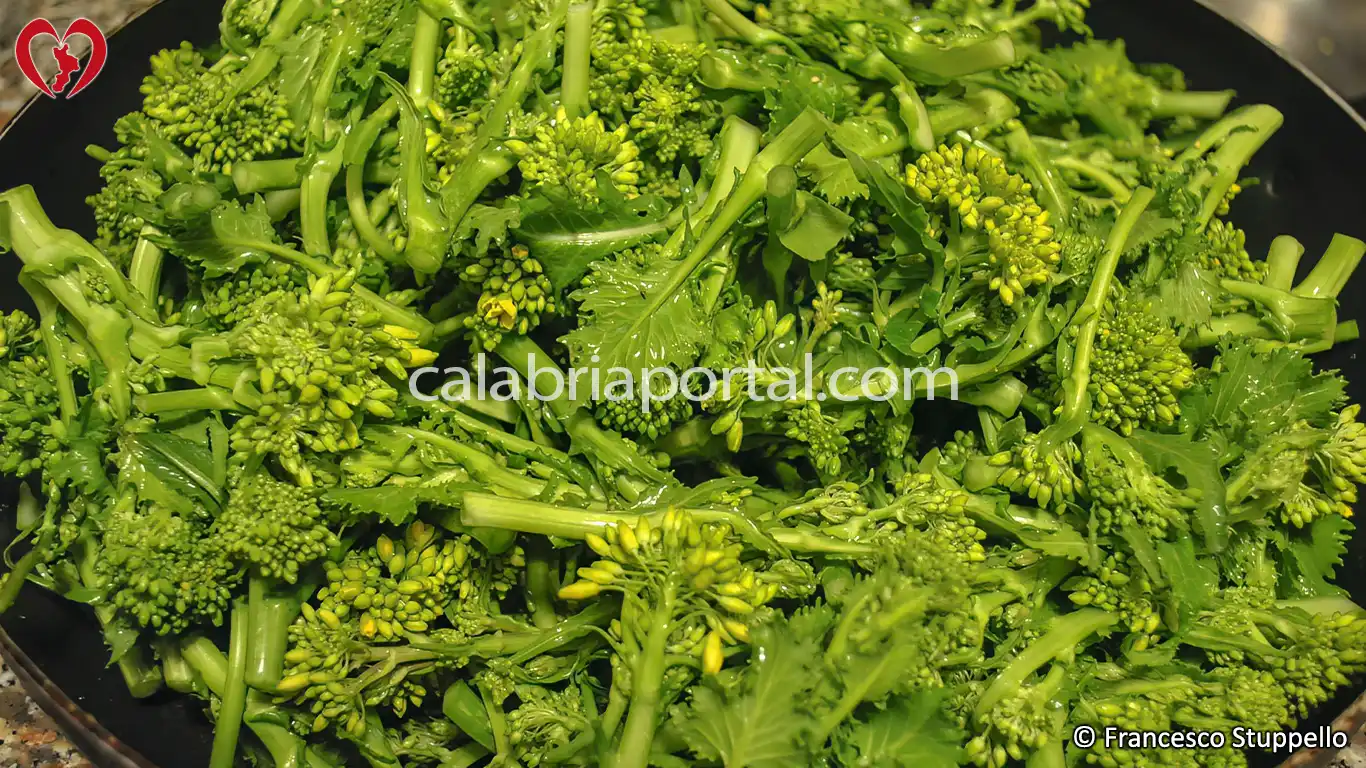 Ricetta dei Broccoli Rapa e Salsiccia alla Calabrese: lavate i broccoli rapa