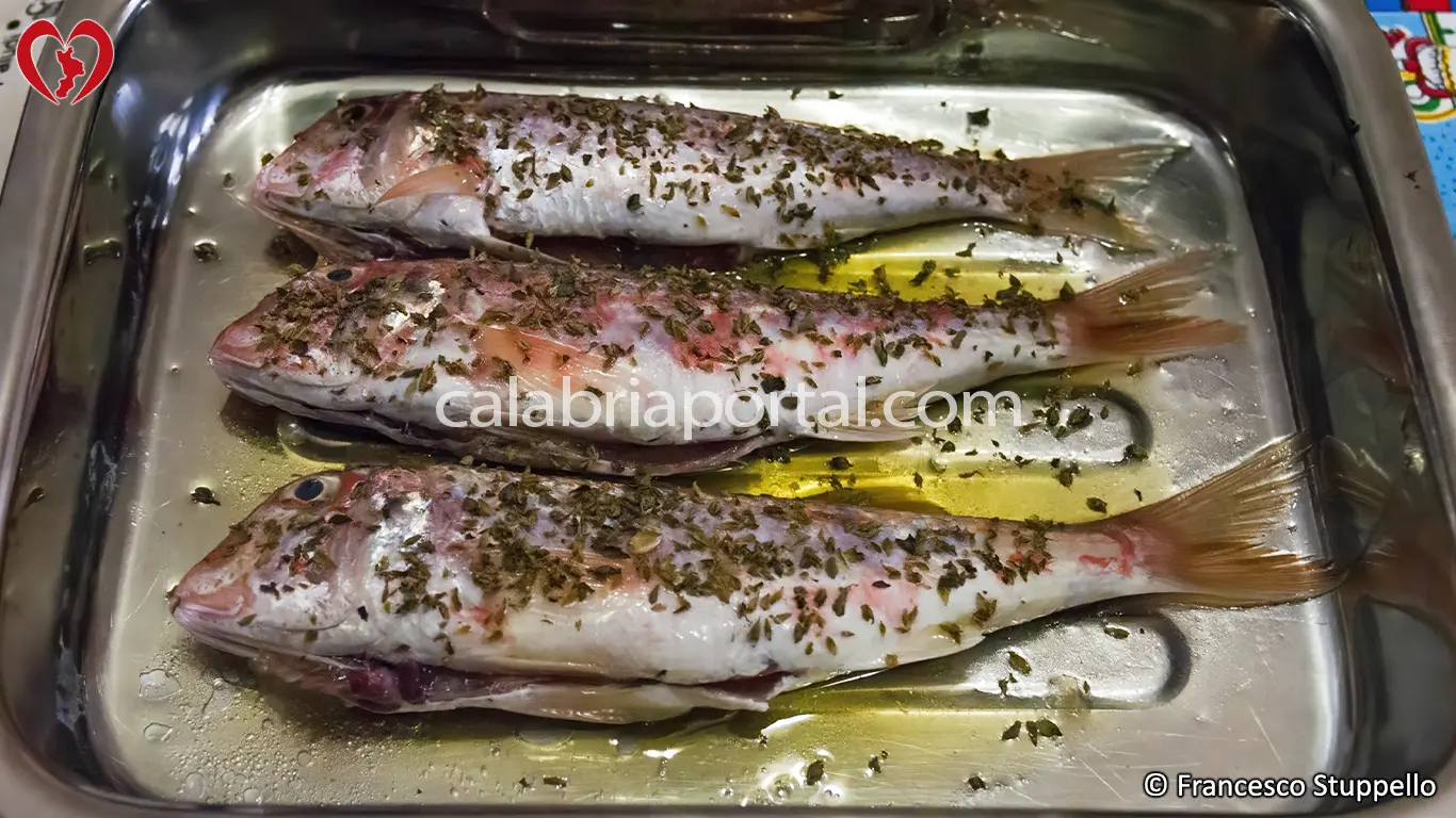 Ricetta delle Triglie all'Origano alla Calabrese: condite il pesce.