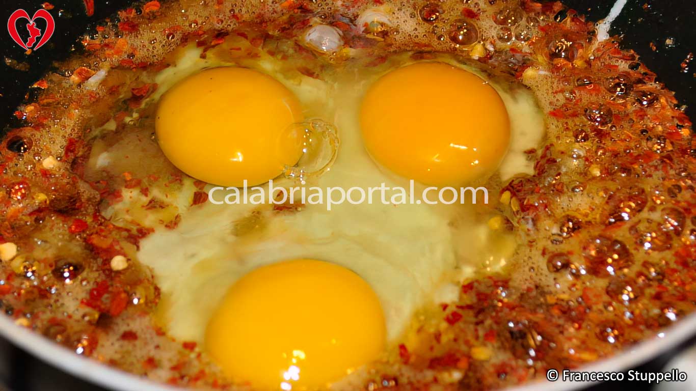 Ricetta dei Ciccioli di Maiale con Uova Strapazzate alla Calabrese: aggiungete le uova