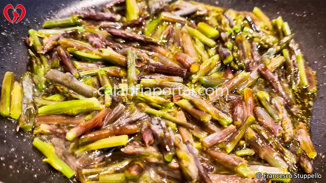 Ricetta della Frittata di Asparagi Selvatici alla Calabrese: fate appassire gli asparagi