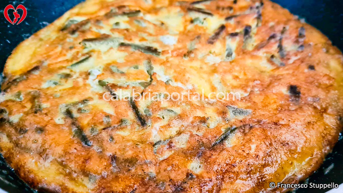 Ricetta della Frittata di Asparagi Selvatici alla Calabrese: fate cuocere la frittata