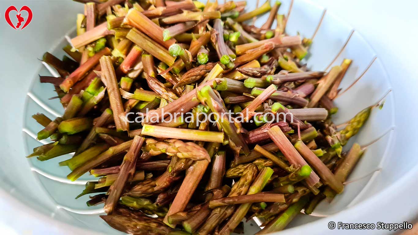 Ricetta della Frittata di Asparagi Selvatici alla Calabrese: spezzettate gli asparagi