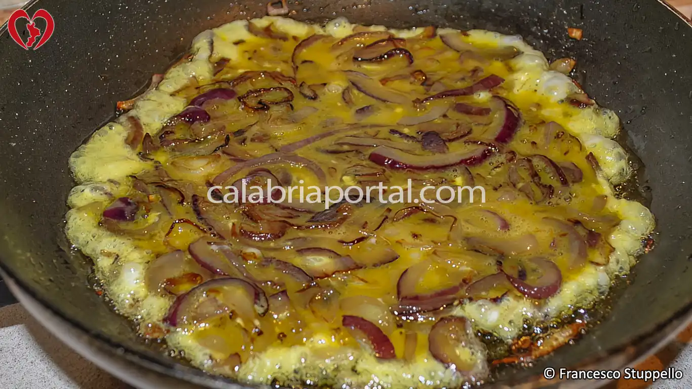 Ricetta della Frittata di Cipolle alla Calabrese: fate cuocere per circa 3 minuti.