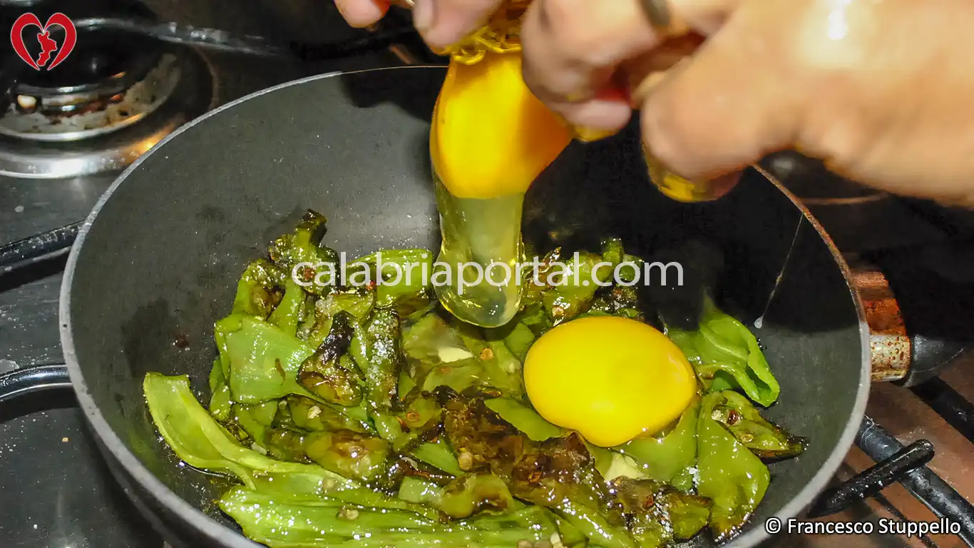 Ricetta Uova e Peperoni Fritti alla Calabrese: aggiungete le uova.