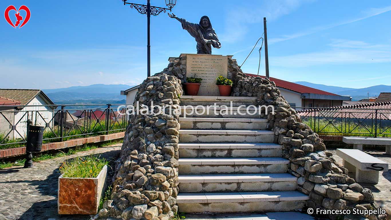 Monumento dedicato a San Francesco a Terranova da Sibari