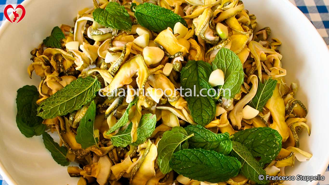 Ricetta dei Filetti di Zucchine alla Calabrese: Aggiungete gli Odori