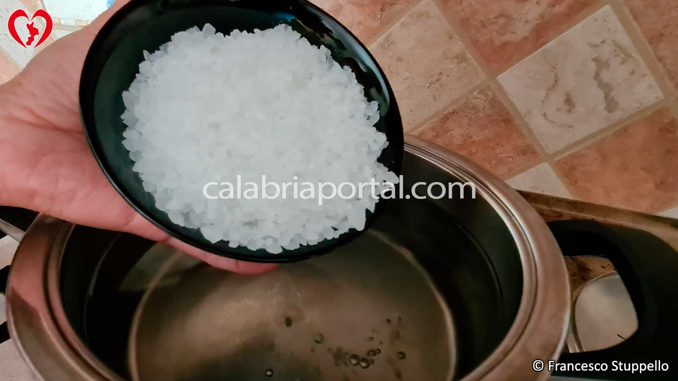 Ricetta delle Olive in Salamoia alla Calabrese: portate a bollore l'acqua salata