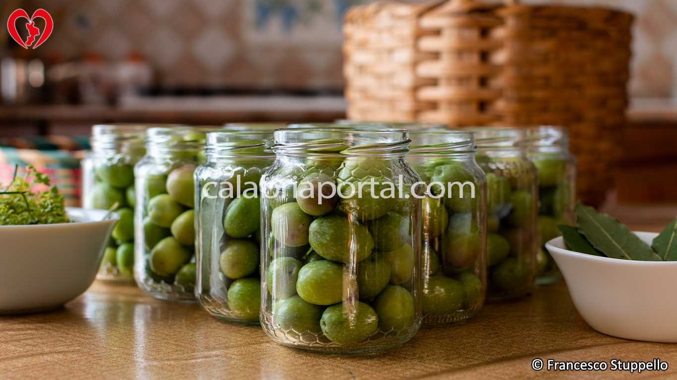 Ricetta delle Olive in Salamoia alla Calabrese: riempite i vasetti di olive