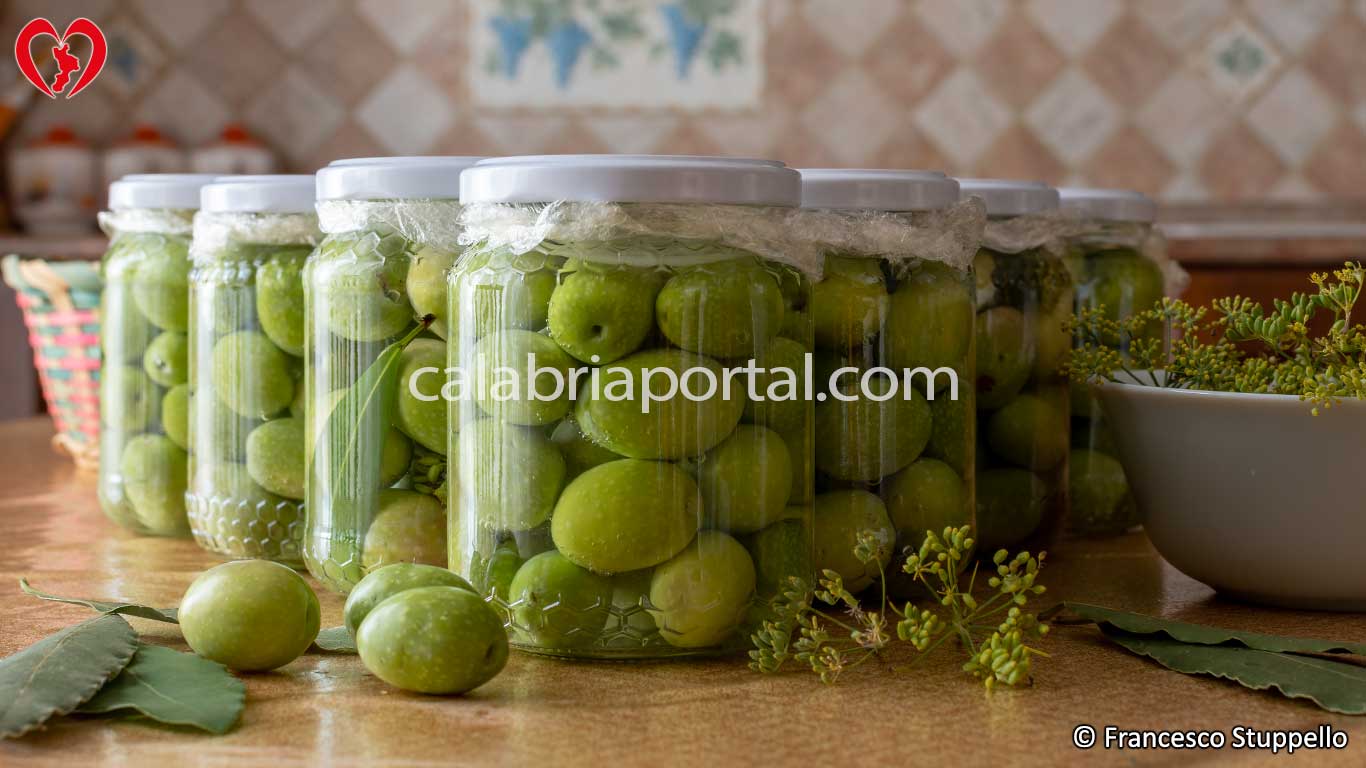 La Ricetta delle Olive in Salamoia alla Calabrese