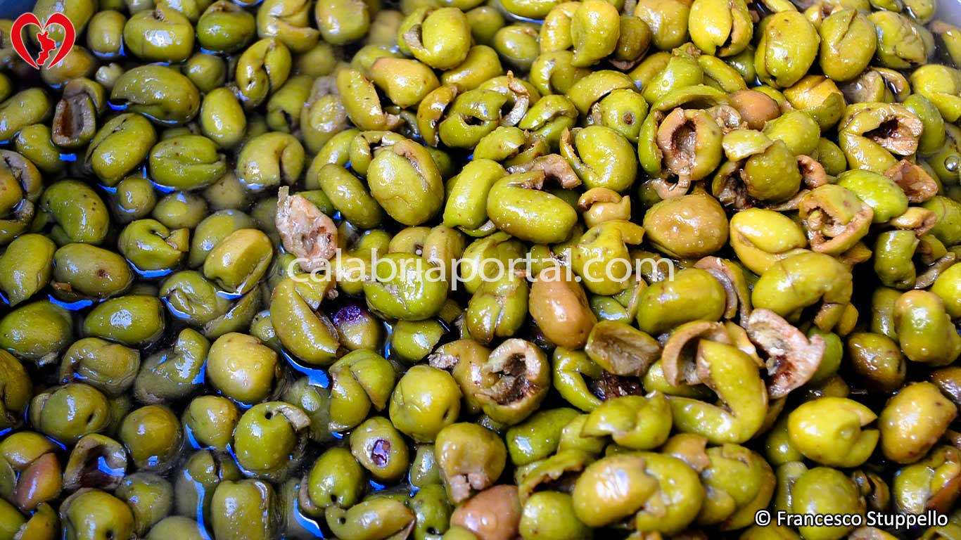 Ricetta delle Olive Schiacciate Sott'Olio alla Calabrese: le Olive in Acqua
