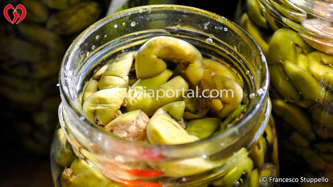 Ricetta delle Olive Schiacciate Sott'Olio alla Calabrese: Vasetto Pronto