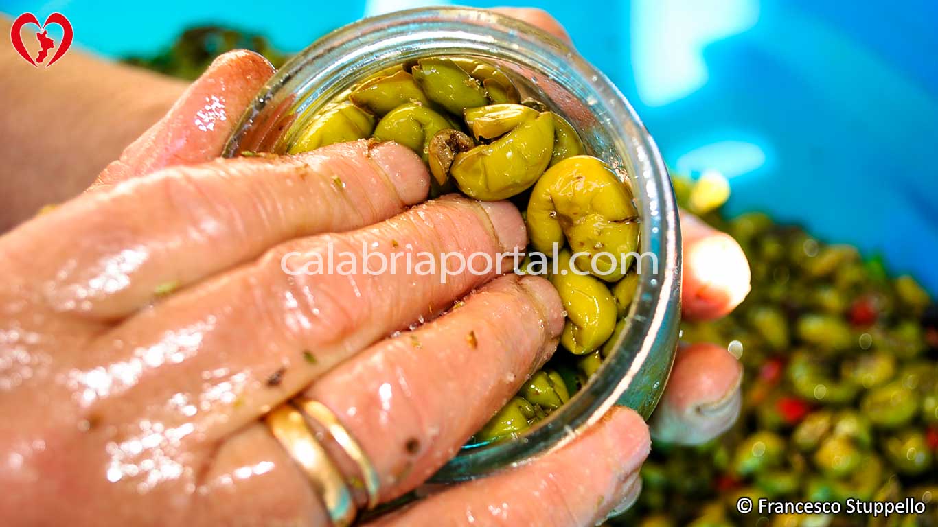 La Ricetta delle Olive Schiacciate Sott'olio alla Calabrese