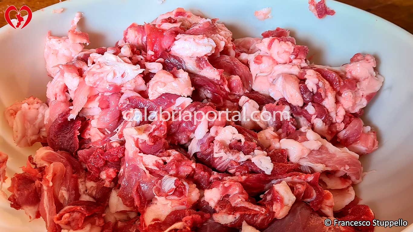 Carne triturata per la realizzazione della salsiccia grassa