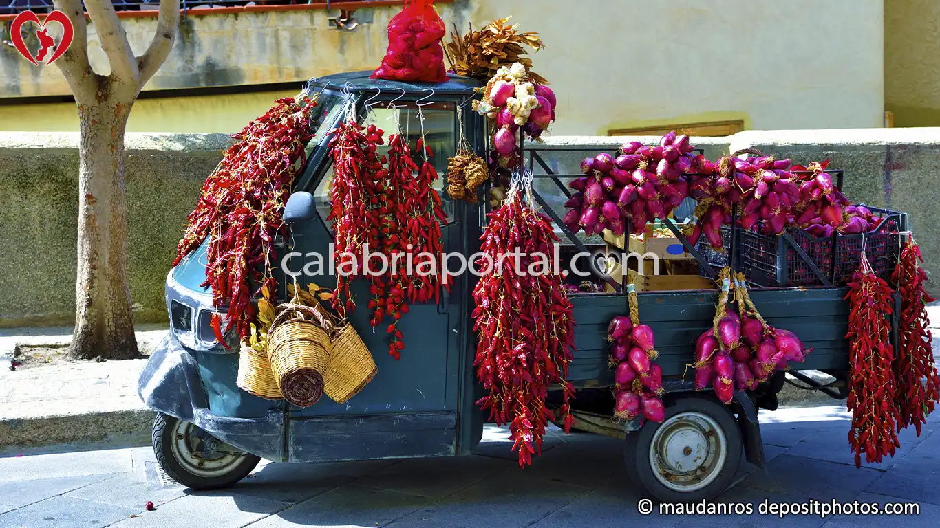 Ambulante con trecce di peperoncino calabrese e cipolle rosse a Tropea
