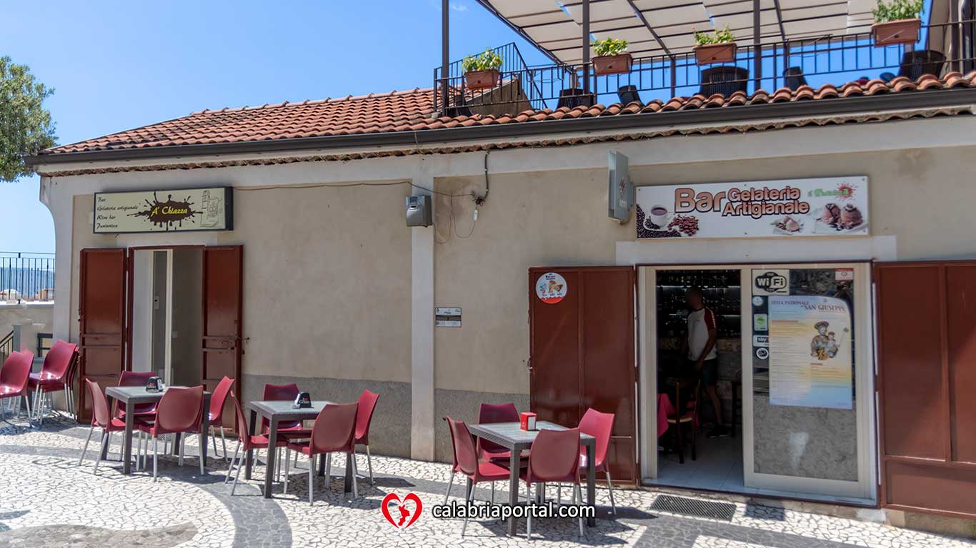 Bar "A Chiazza" a Santa Domenica Talao winebar, gelateria, pub