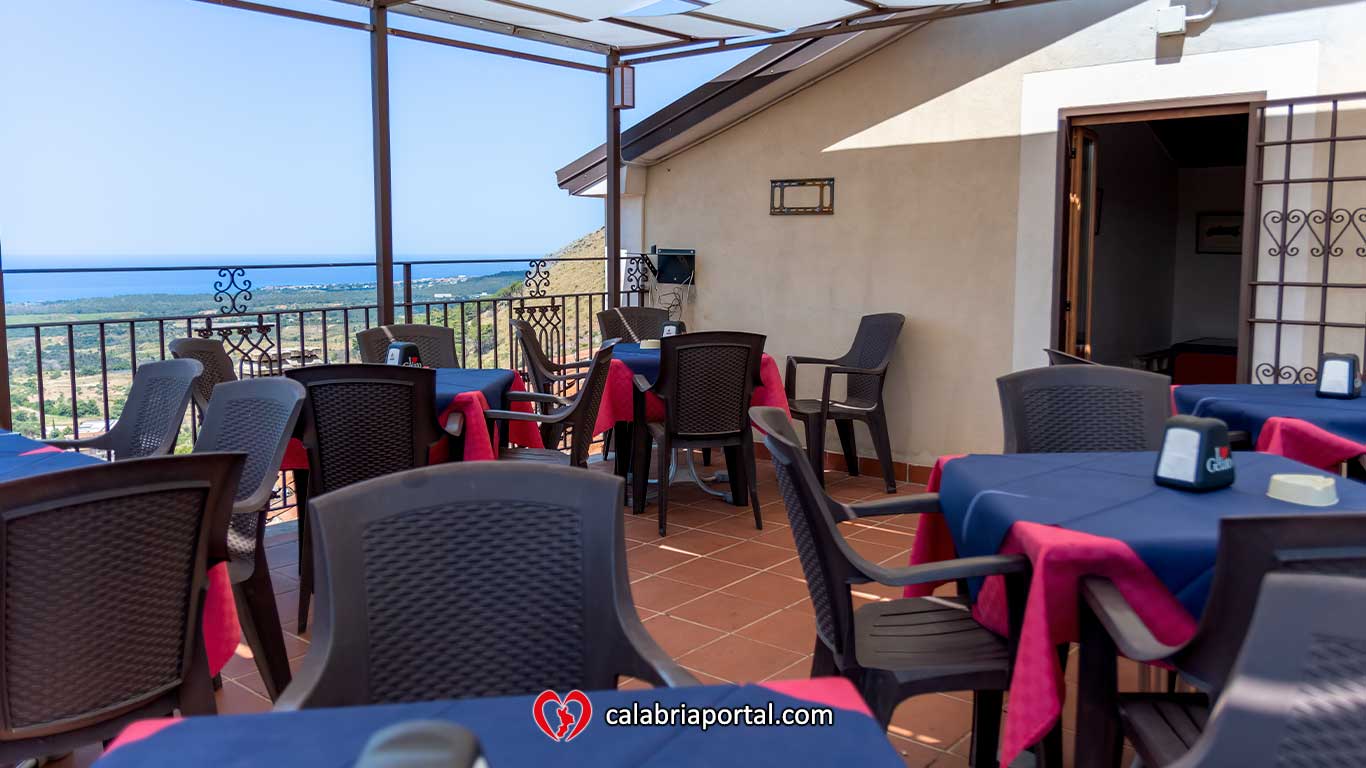 Bar "A Chiazza" a Santa Domenica Talao winebar, gelateria, pub