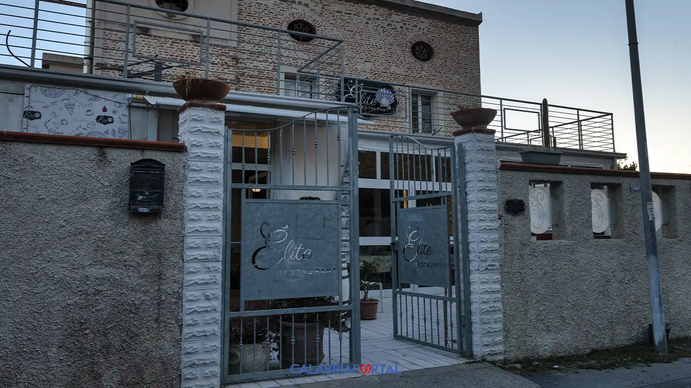 Élite Restaurant a Cetraro: ristorante di pesce e pizzeria Ingresso esterno dell'Élite Restaurant a Cetraro Marina