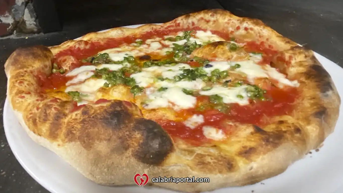 Pizza dal cornicione alto e alveolato - Elite Restaurant Cetraro
