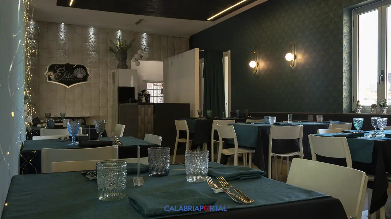 Design moderno e ampi spazi della seconda sala interna - Elite Restaurant Cetraro