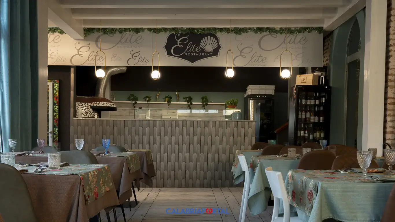 Arredamento e atmosfera accogliente della prima sala interna - Elite Restaurant Cetraro