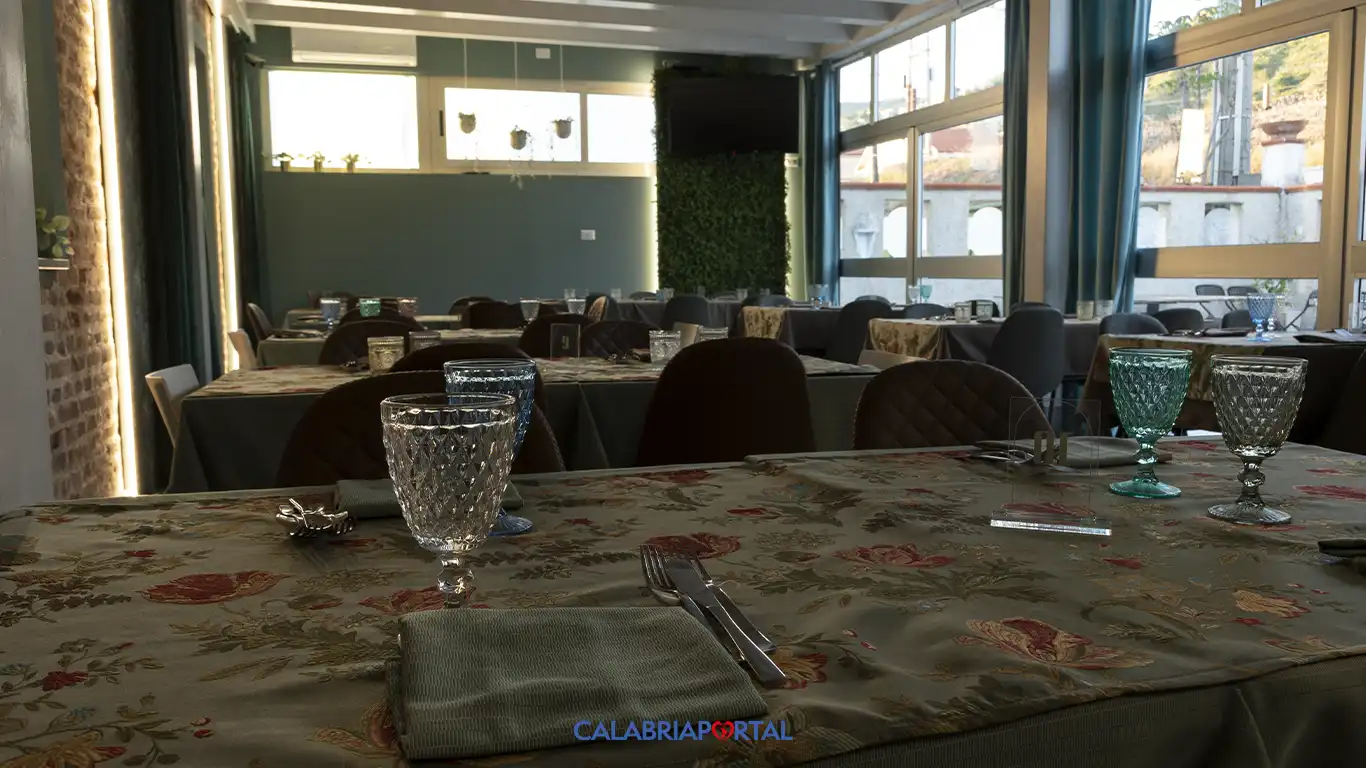 Dettagli di stile e illuminazione soft in sala - Elite Restaurant Cetraro