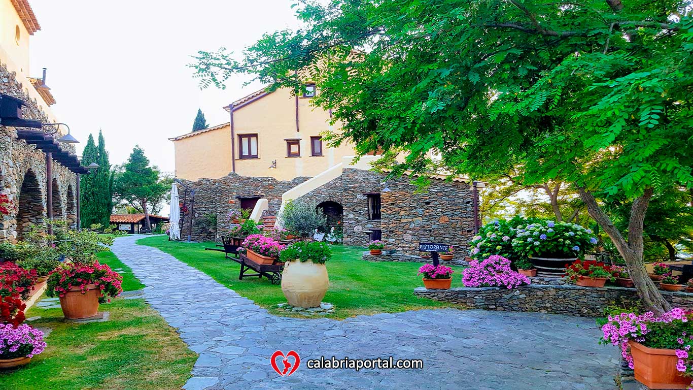 Il Borgo della Marinella: Il Borgo e i suoi Giardini con la Sala del Tirreno