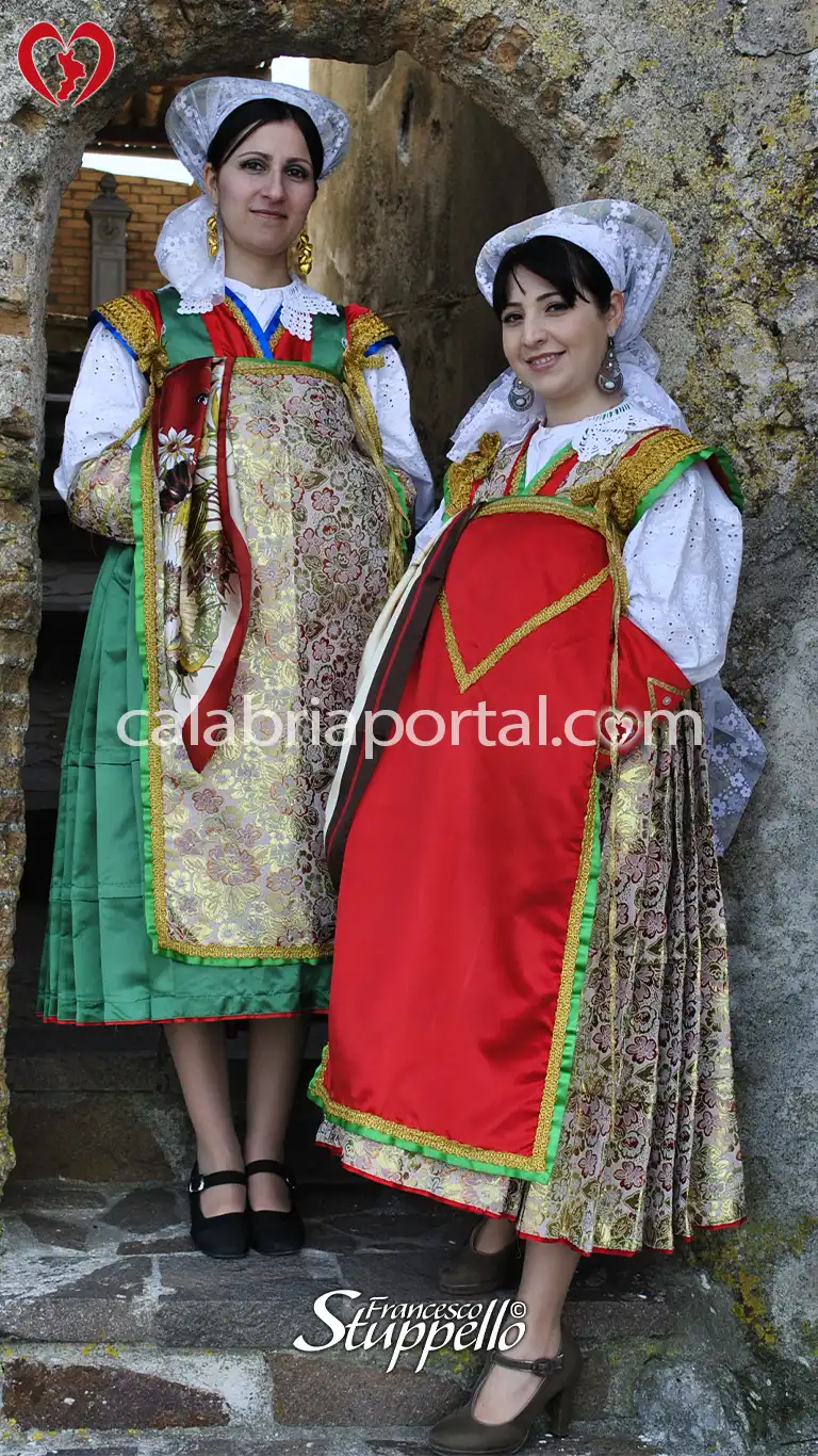 Ragazze in Costume Tradizionale Occitano a Guardia Piemontese