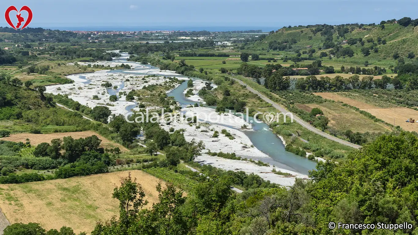Scorcio del Fiume Lao visto dalla Chiesetta di Santa Maria di Mercuri a Orsomarso Scorcio del Fiume Lao visto dalla Chiesetta di Santa Maria di Mercuri a Orsomarso